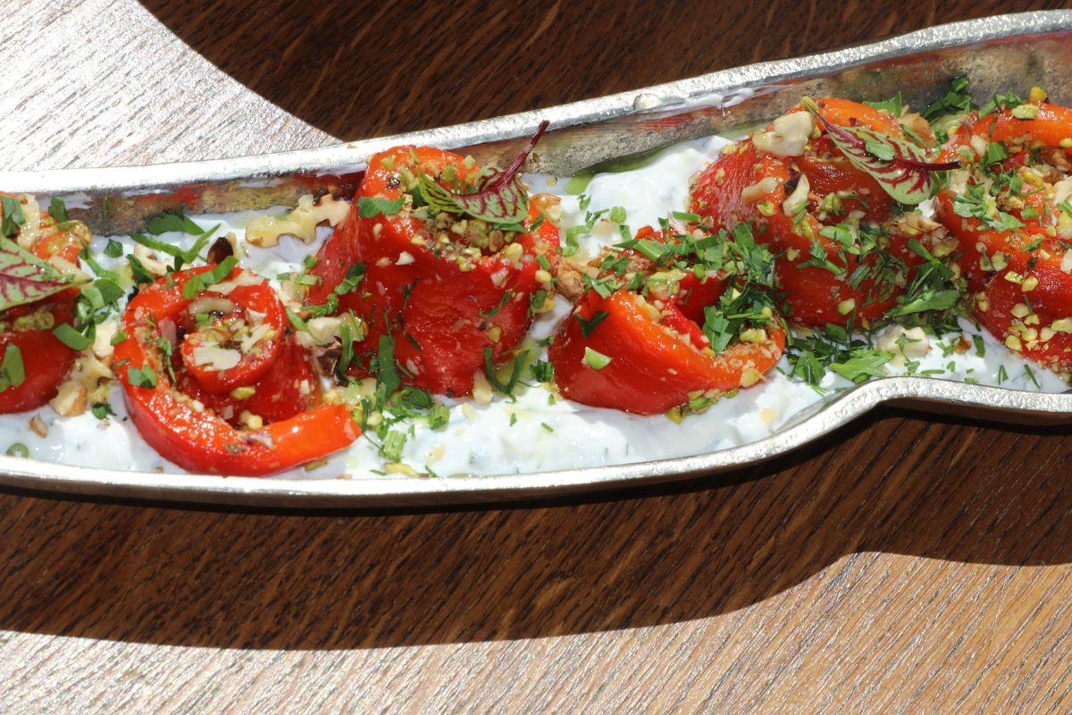 Перець печений  з грецьким соусом та фісташками